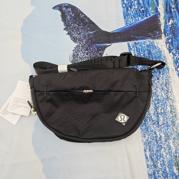 lululemon athletica Handbags - Lululemon silver All Night Festival Bag 2L black